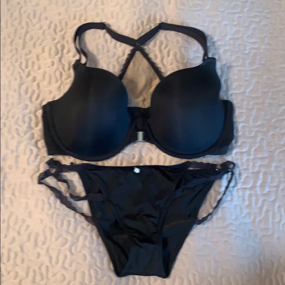 Adore Me 32F Bra & XS Panty Set. Front closure.💖